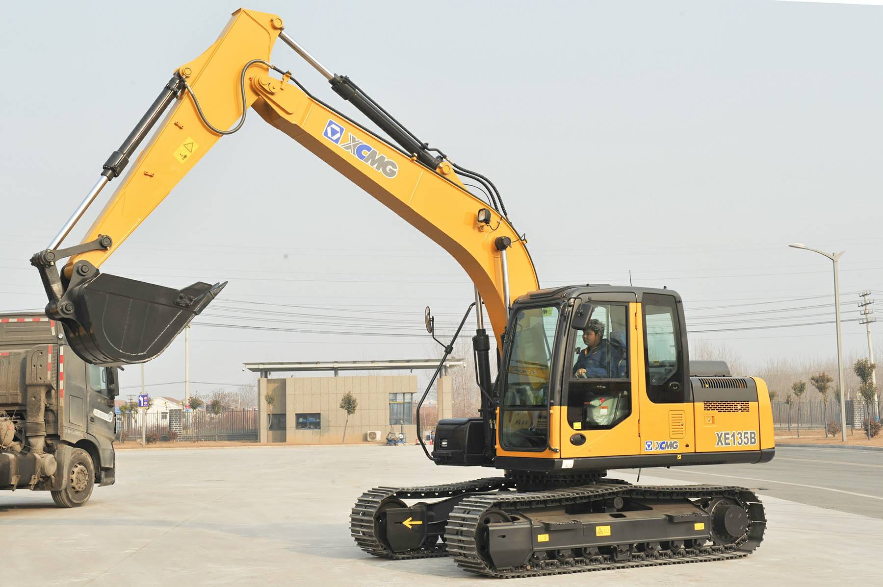 سعر آلة الحفارة الزاحفة الهيدروليكية XE135B 13 طن