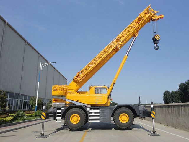 Rt40e grue mobile hydraulique de 40 tonnes pour terrain accident&eacute;