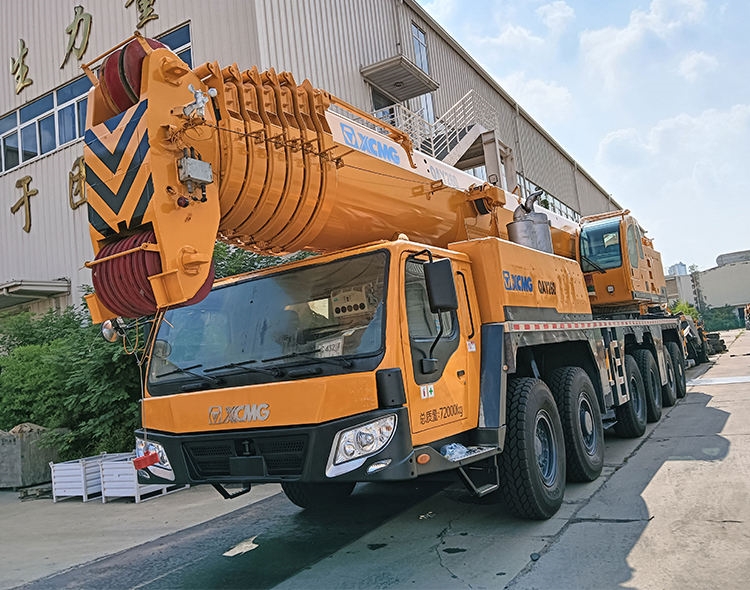 260-тонный вездеходный кран QAY260 с поворотной стрелой