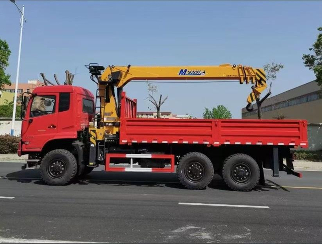 Gr&uacute;a montada sobre cami&oacute;n con brazo hidr&aacute;ulico GSQS200-4