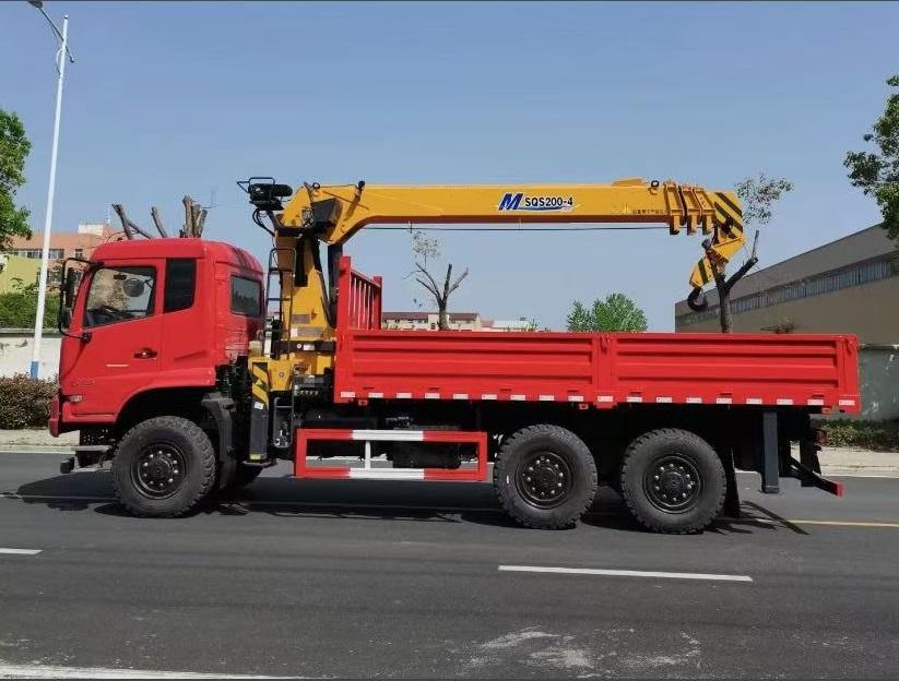 Gr&uacute;a montada sobre cami&oacute;n con brazo hidr&aacute;ulico GSQS200-4