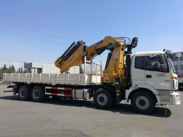 SQ25ZK6Q pluma plegada gr&uacute;a pesada de 25 toneladas montada en cami&oacute;n